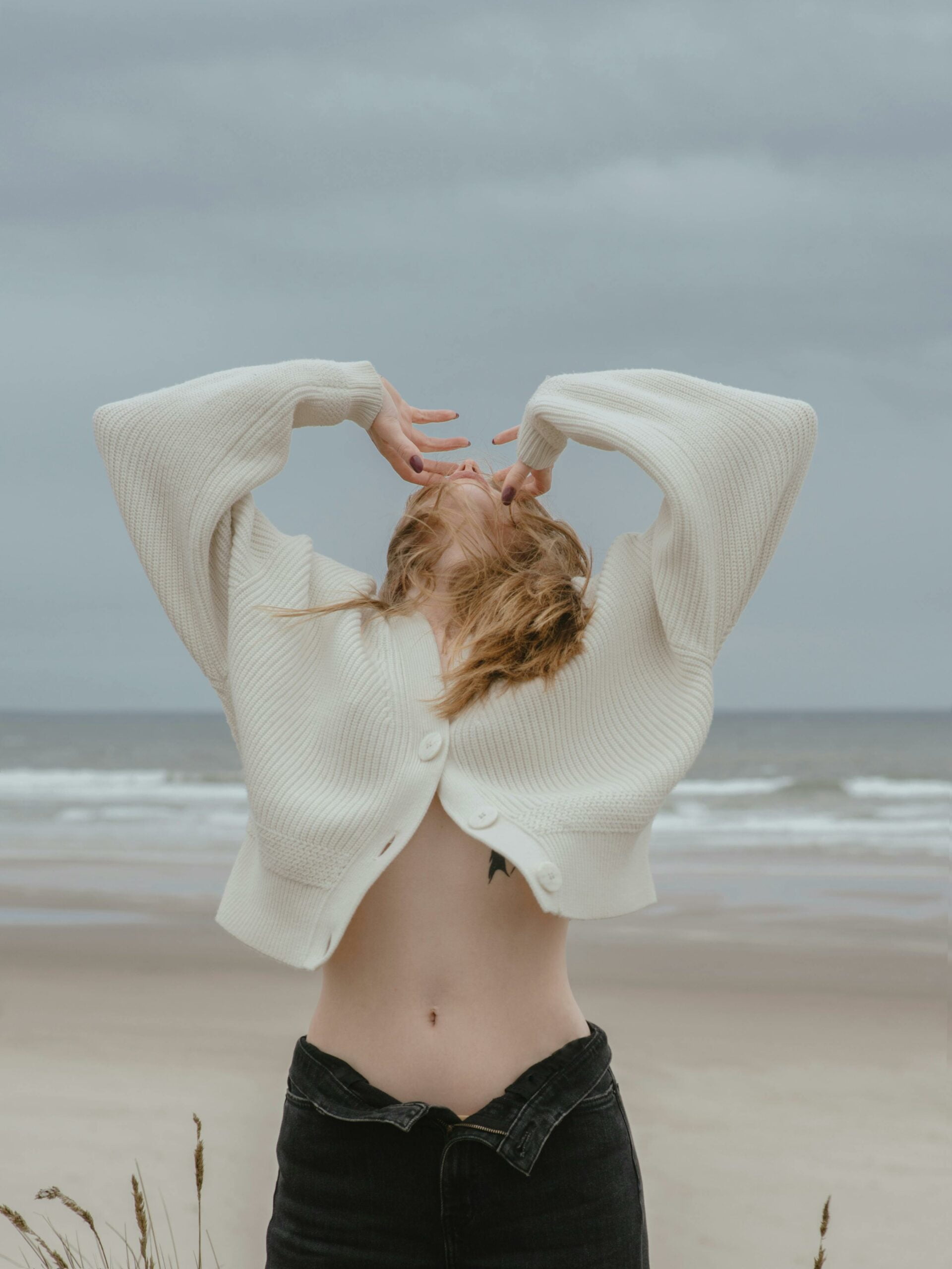 ventre de femme sur une plage