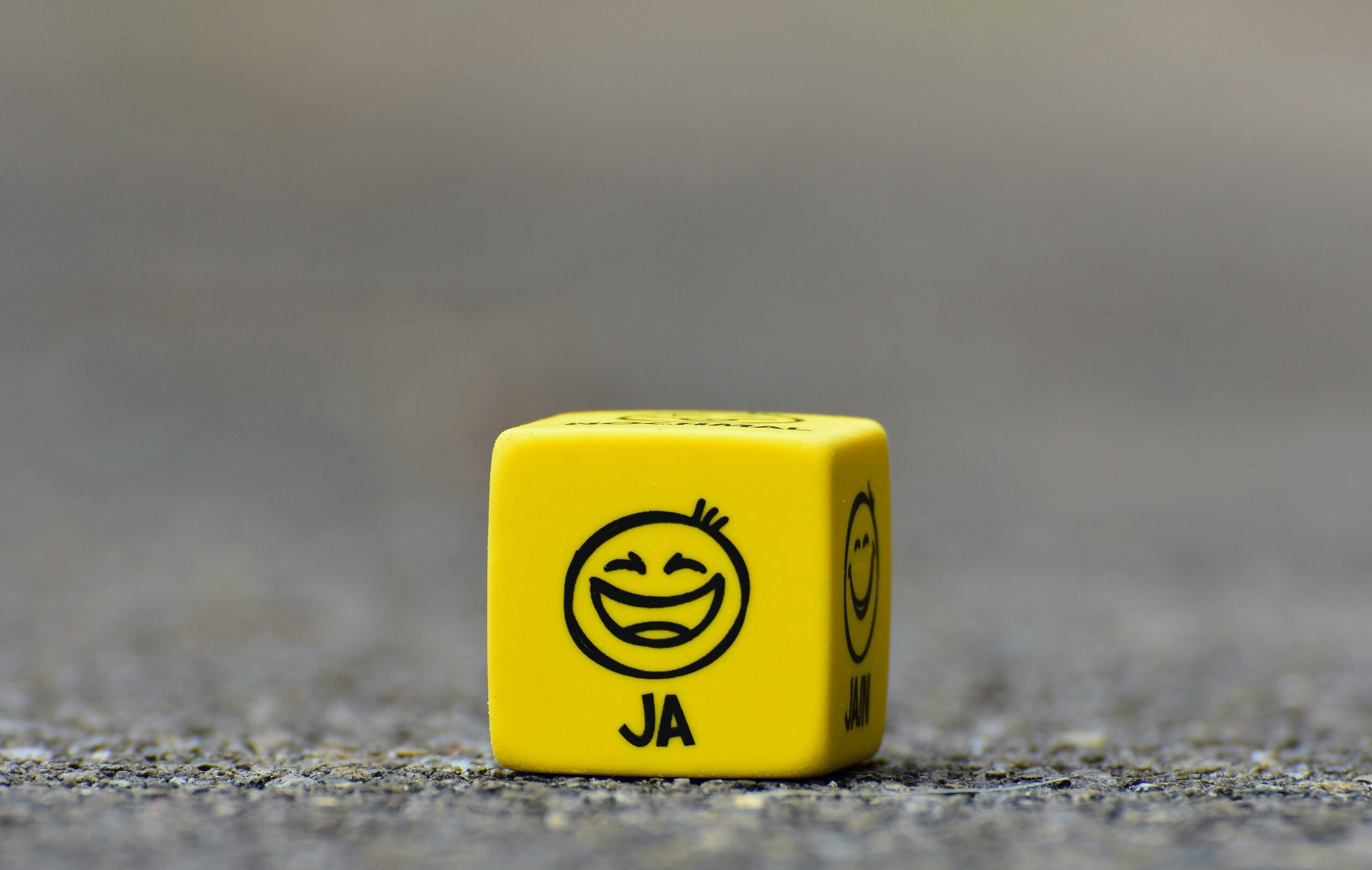 cube jaune sur chaussée marron