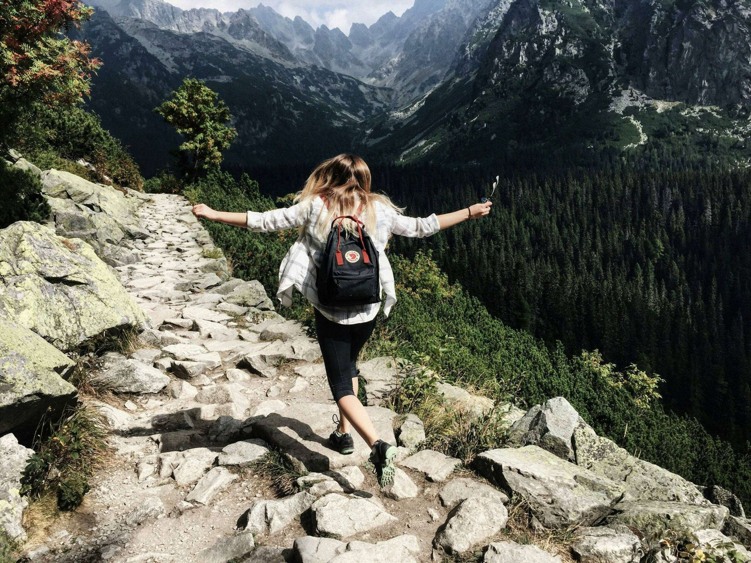 femme qui fait une randonnée en courant