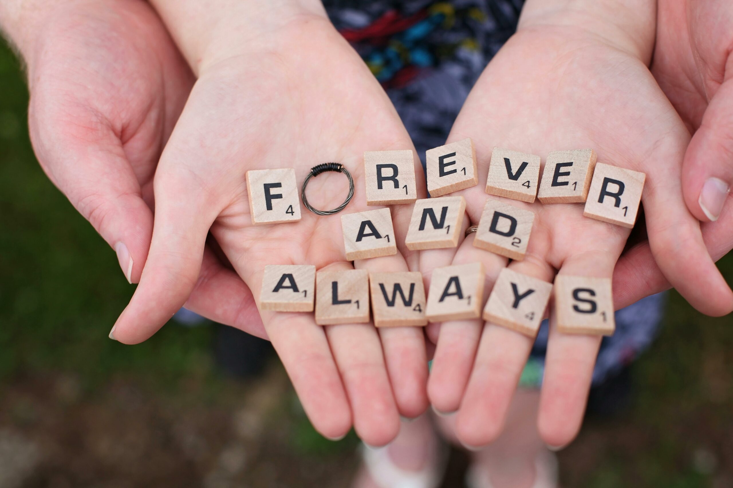 lettres dans les mains